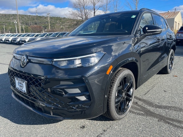 2025 Volkswagen Tiguan SE R-LINE BLACK's photo