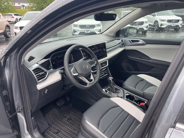 2025 Volkswagen Taos SEL photo 3
