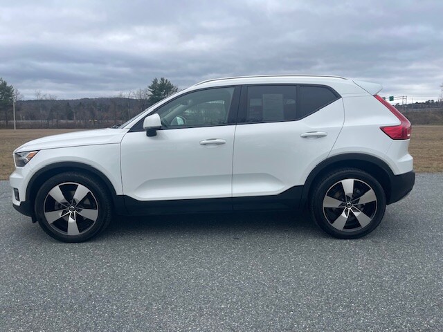 2021 Volvo XC40 T5 Momentum photo 2