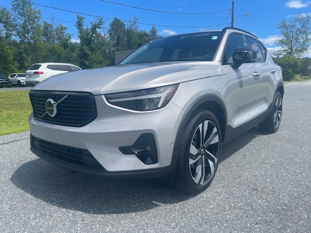 2025 Volvo XC40 B5 Plus Dark Theme