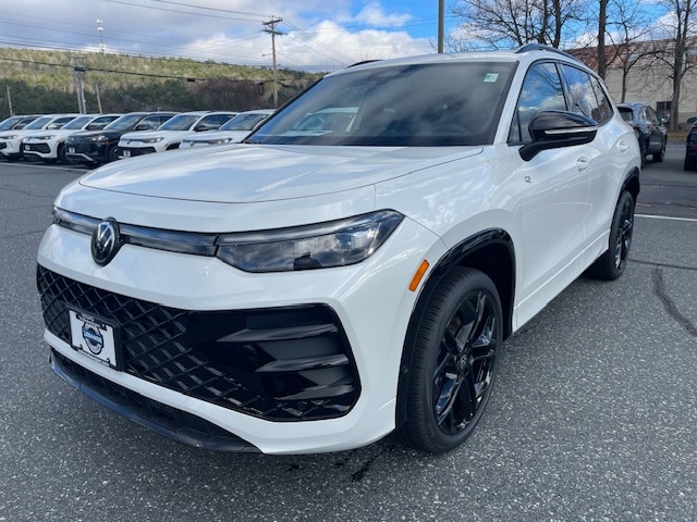 2025 Volkswagen Tiguan SE R-LINE BLACK's photo