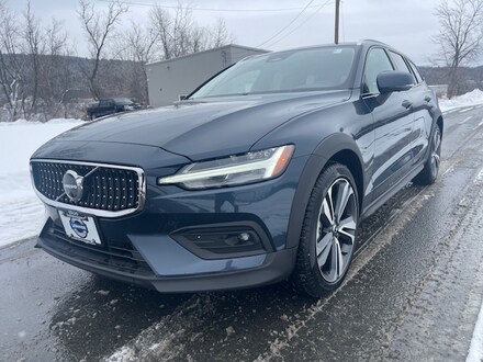 2025 Volvo V60 Cross Country B5 Plus Wagon