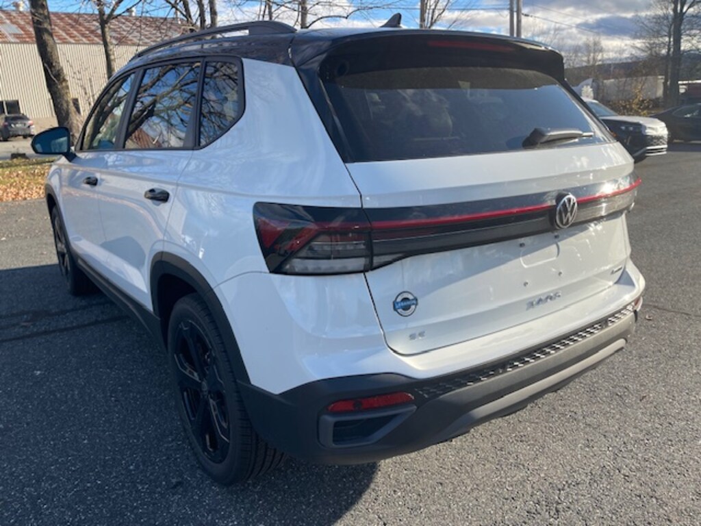 New 2025 Volkswagen Taos 1.5T SE Black SUV