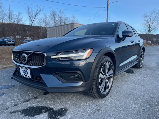 2025 Volvo V60 Cross Country Plus's photo