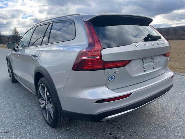 2025 Volvo V60 Cross Country B5 Plus photo 3