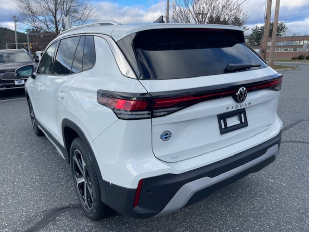 New 2025 Volkswagen Tiguan 2.0T SE SUV