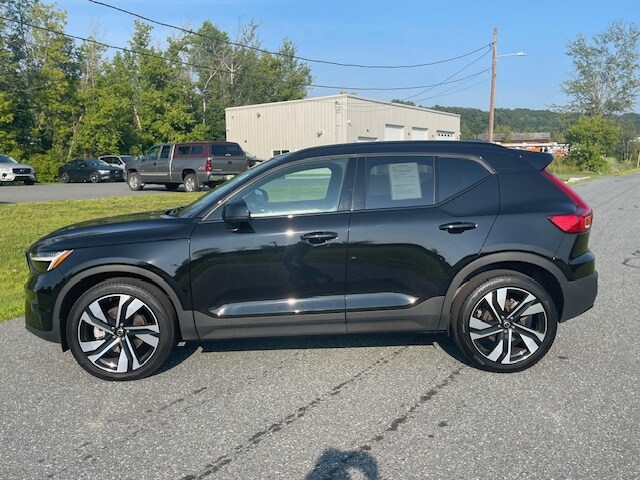 2025 Volvo XC40 Plus photo 2