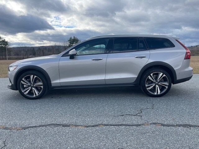 2025 Volvo V60 Cross Country B5 Plus photo 2