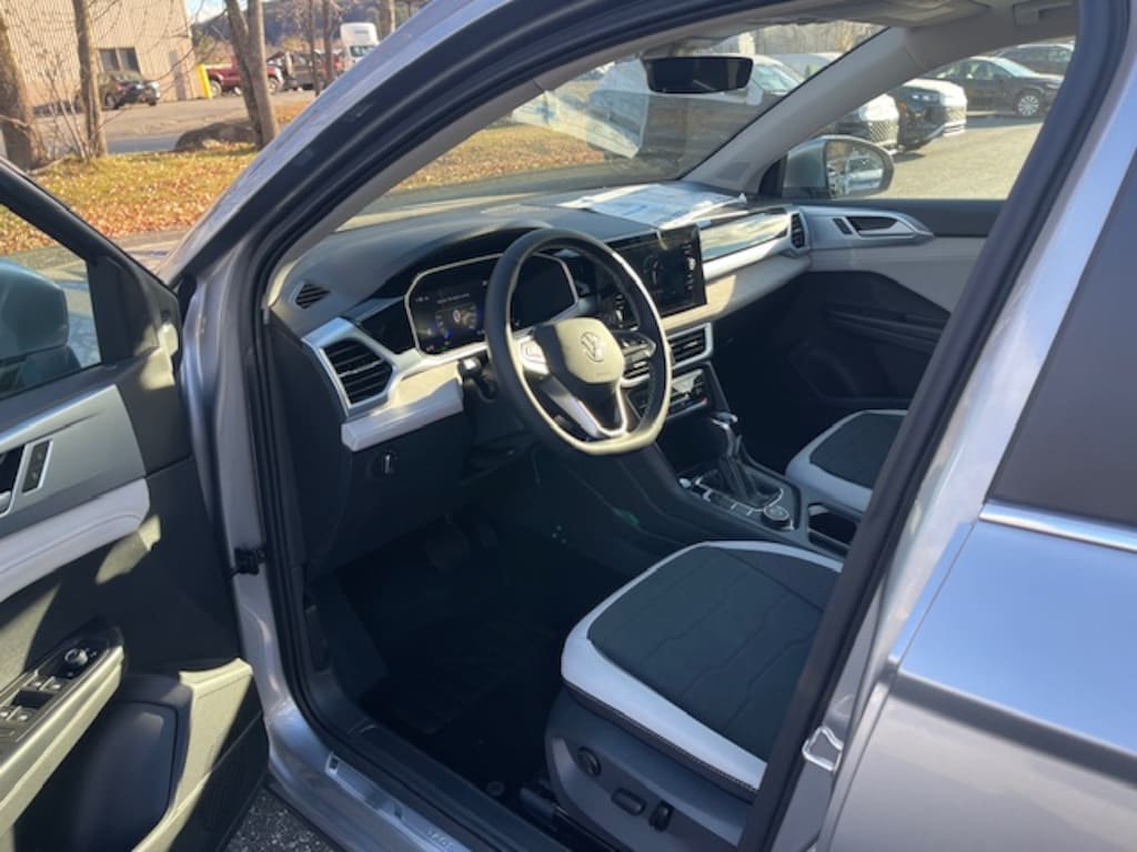 New 2025 Volkswagen Taos 1.5T SE SUV