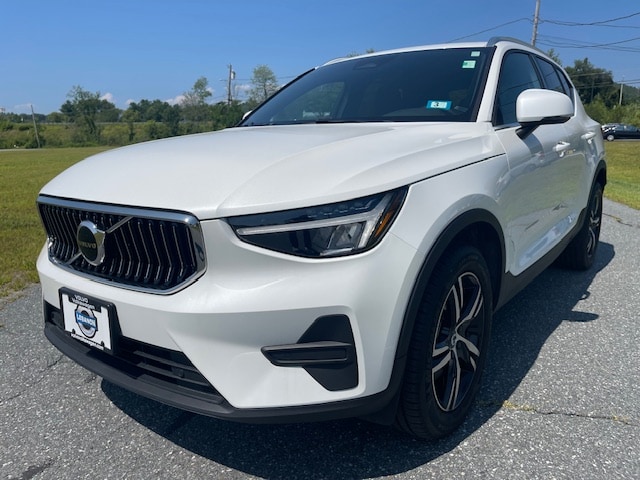 2025 Volvo XC40 B5 Core Bright Theme
