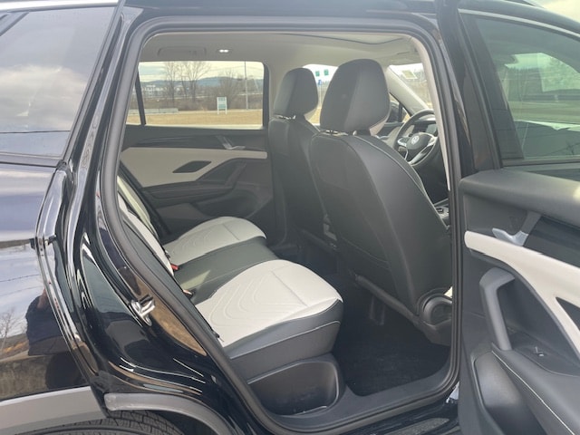 2025 Volkswagen Tiguan SE - Photo 11