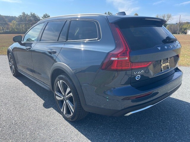2025 Volvo V60 Cross Country B5 Plus photo 3