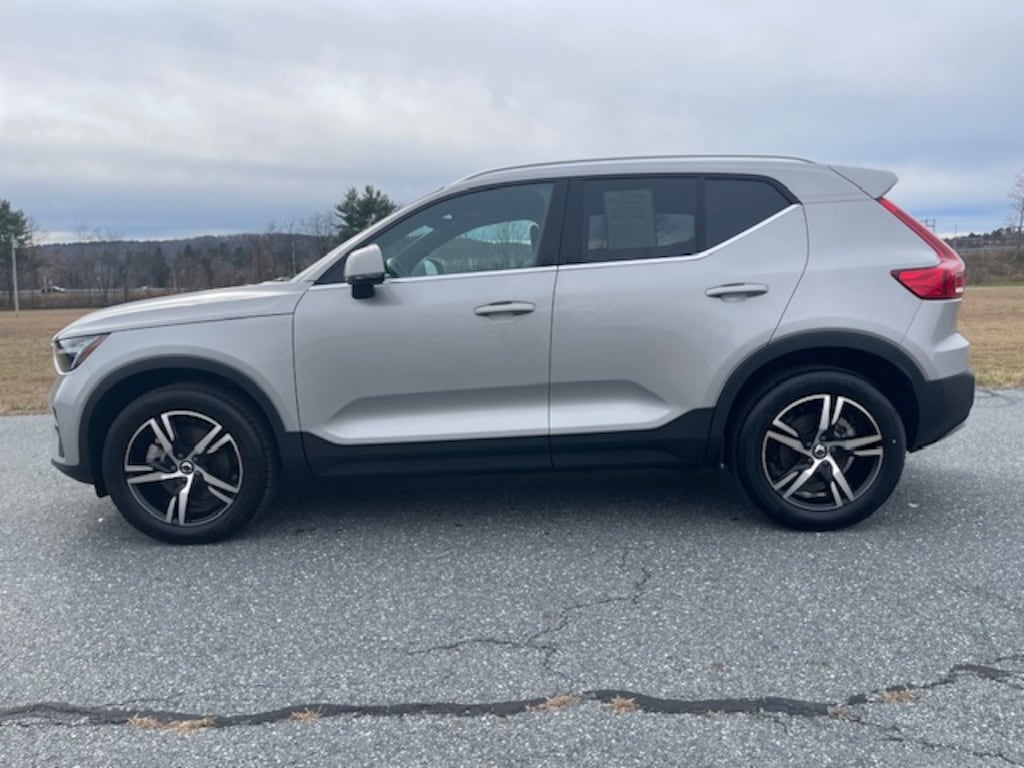 Used 2025 Volvo XC40 B5 Core Bright Theme SUV