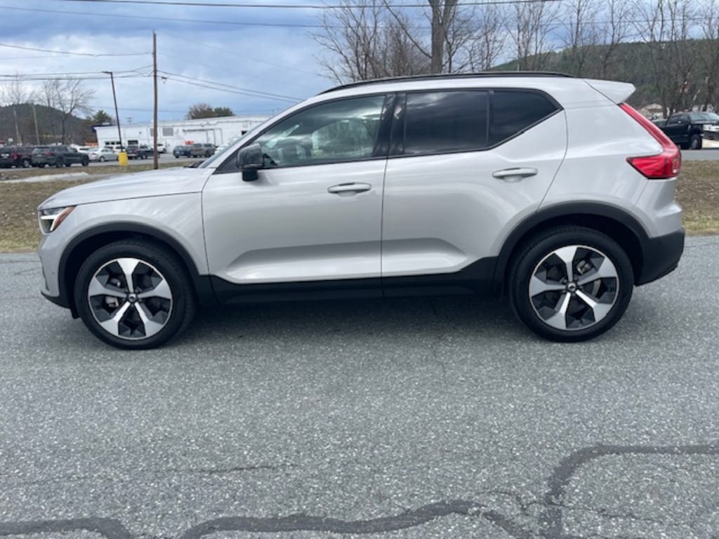 Used 2025 Volvo XC40 B5 Plus Dark Theme SUV
