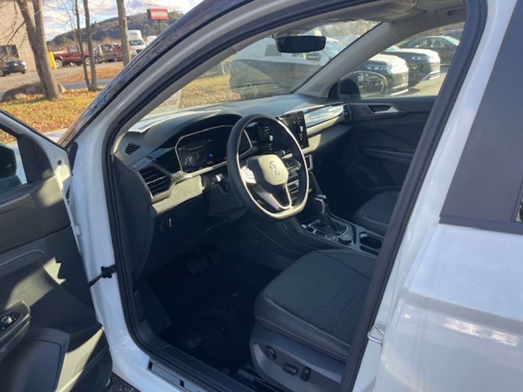 New 2025 Volkswagen Taos 1.5T SE Black SUV