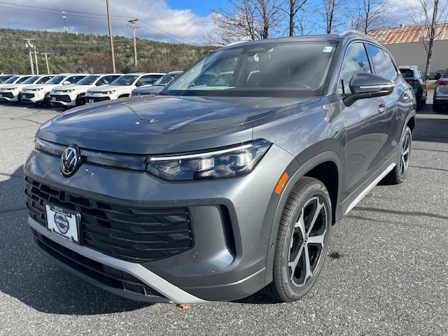 2025 Volkswagen Tiguan SE's photo