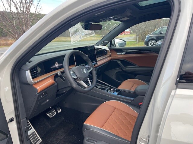 2026 Volkswagen Tiguan SEL R-Line photo 3