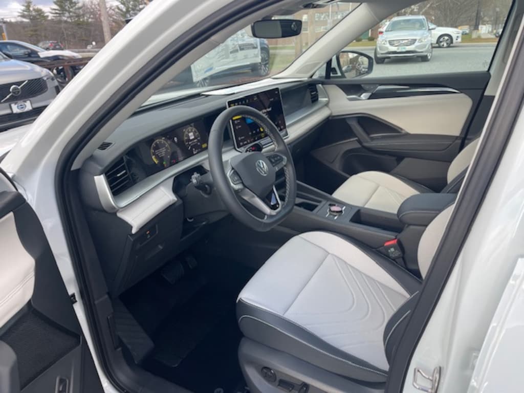 New 2025 Volkswagen Tiguan 2.0T SE SUV