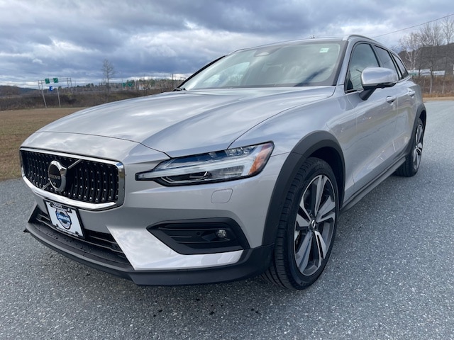 2025 Volvo V60 Cross Country Plus's photo