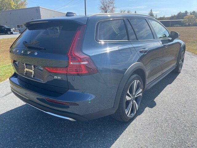 2025 Volvo V60 Cross Country B5 Plus photo 4