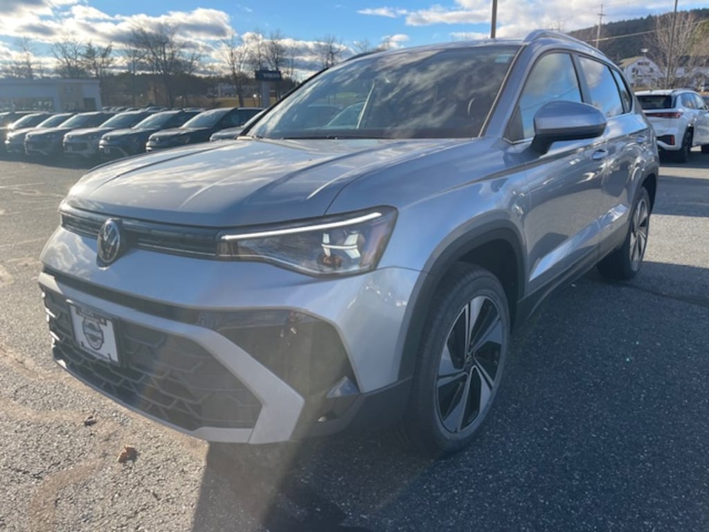 New 2025 Volkswagen Taos 1.5T SE SUV