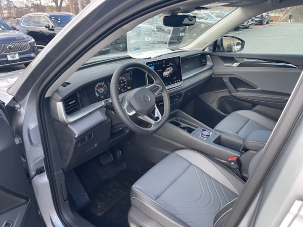 New 2025 Volkswagen Tiguan 2.0T SE SUV