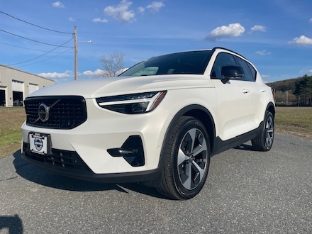 2025 Volvo XC40 B5 Plus Dark Theme SUV