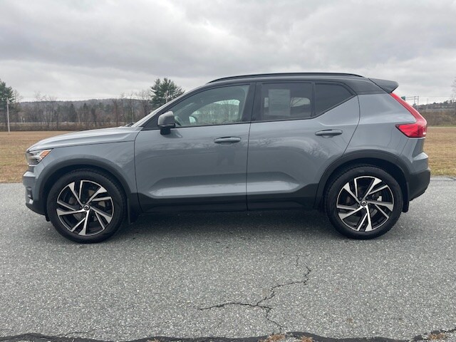 2021 Volvo XC40 T5 R-Design photo 2