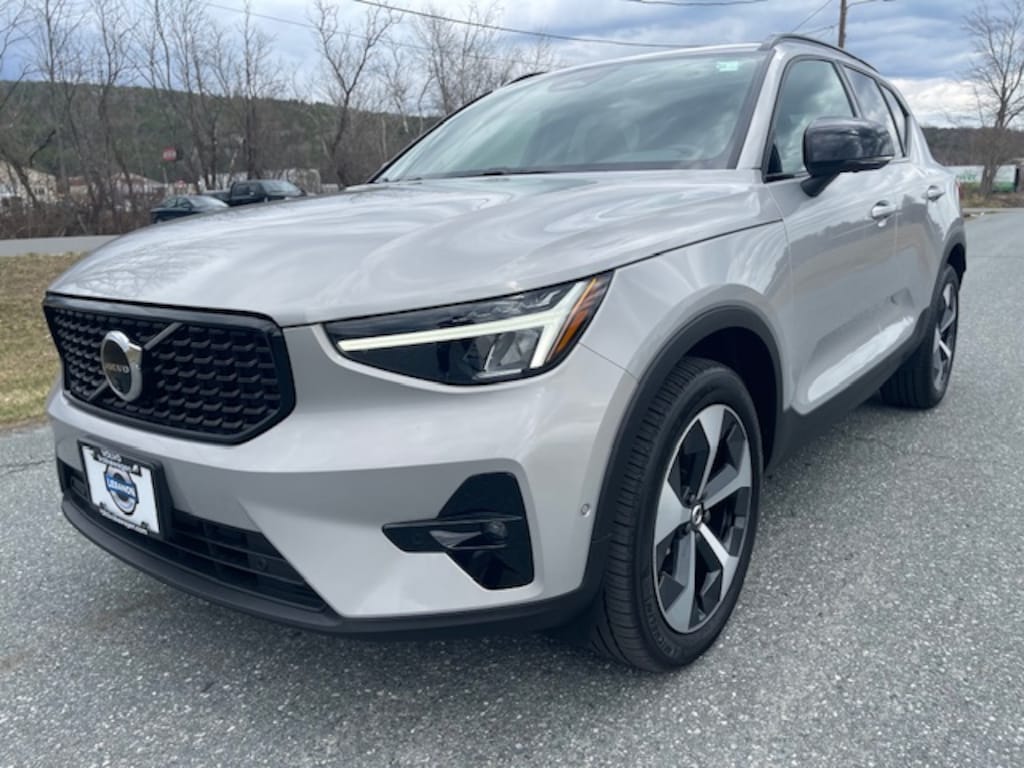 Used 2025 Volvo XC40 B5 Plus Dark Theme SUV
