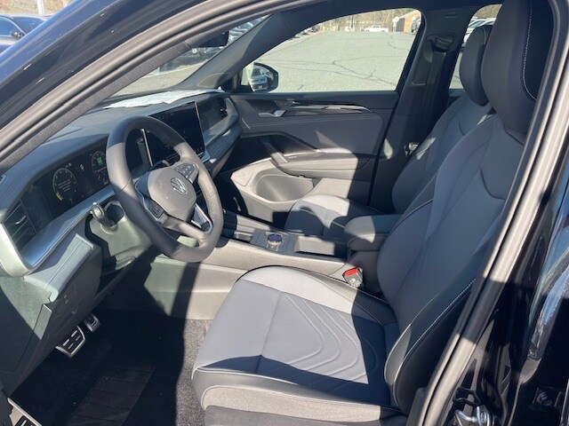 2025 Volkswagen Tiguan SE R-Line Black photo 2