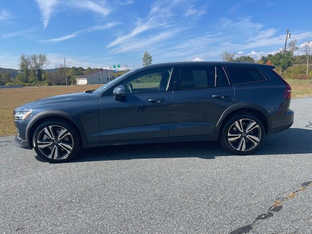 2025 Volvo V60 Cross Country B5 Plus photo 2