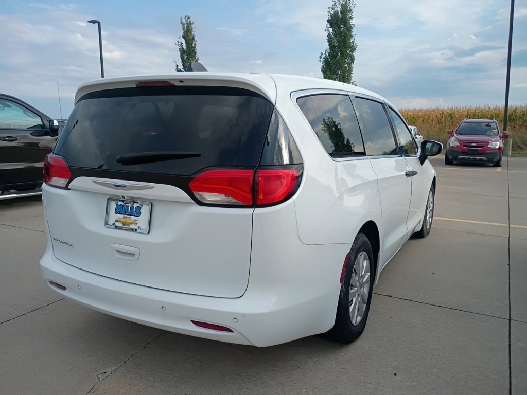 2018 Chrysler Pacifica L photo 3