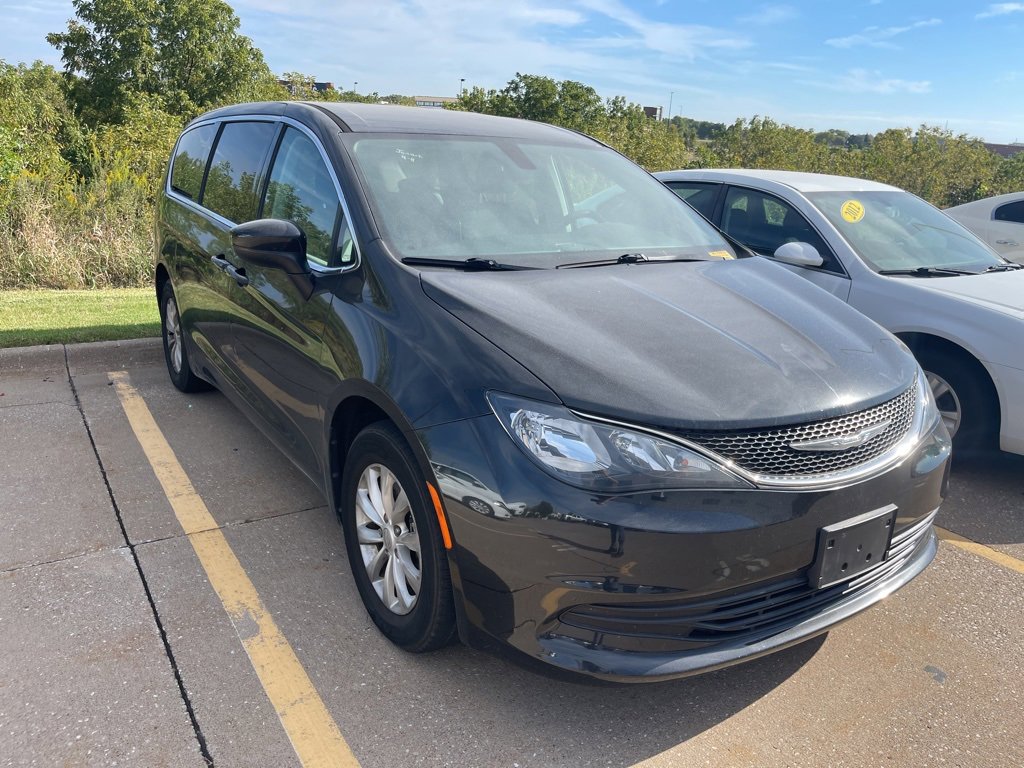 2017 Chrysler Pacifica Touring photo 2