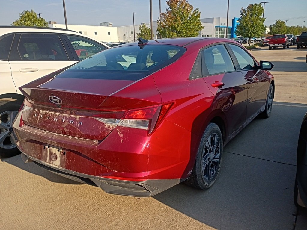 2023 Hyundai Elantra SEL photo 3