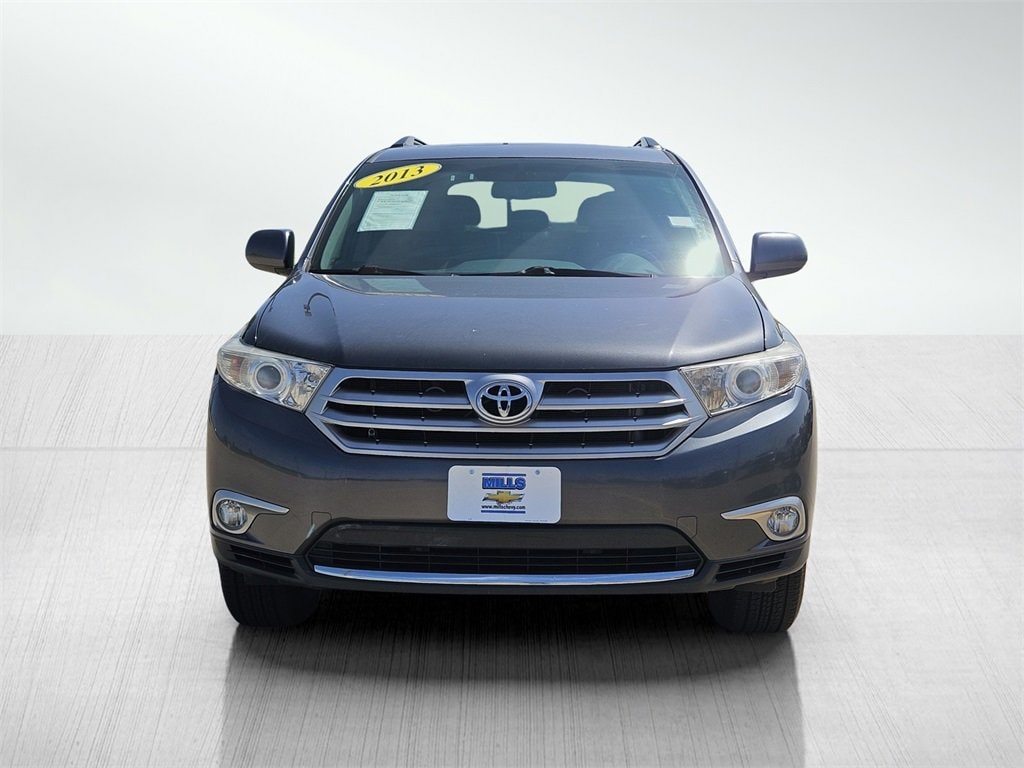 Used 2013 Toyota Highlander Plus with VIN 5TDBK3EH6DS263664 for sale in Davenport, IA