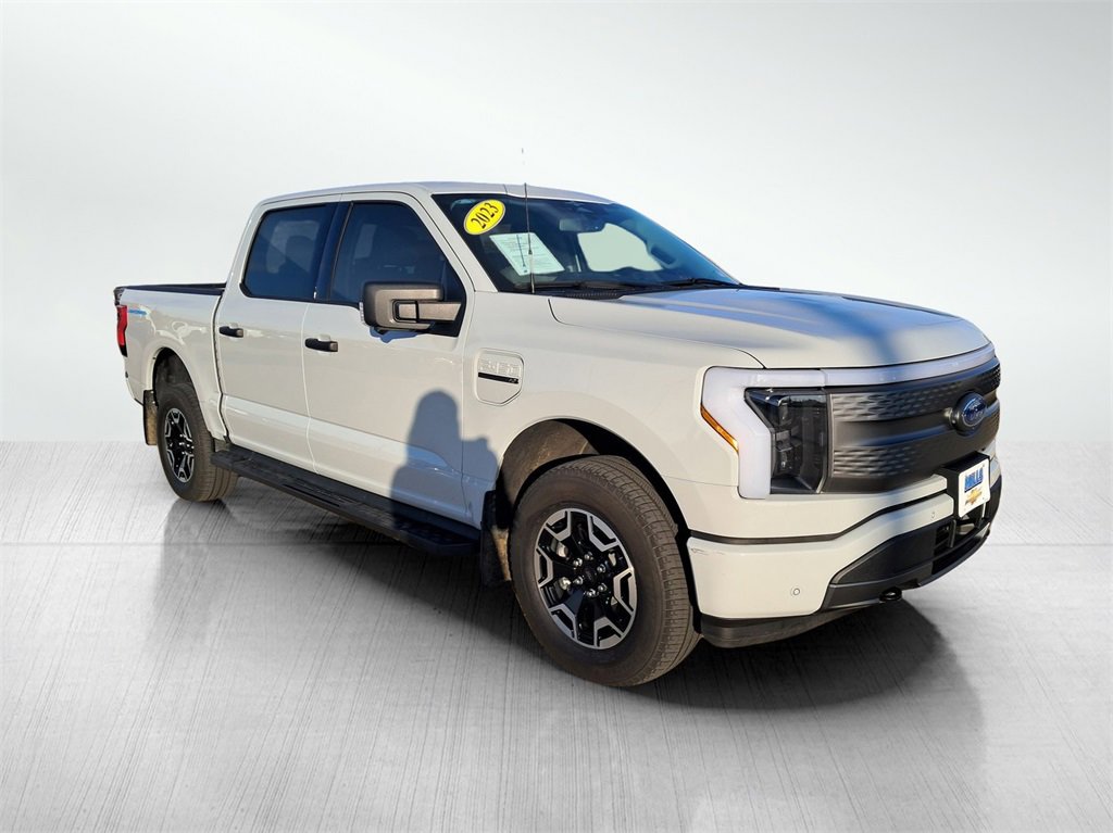2023 Ford F-150 Lightning XLT photo 3