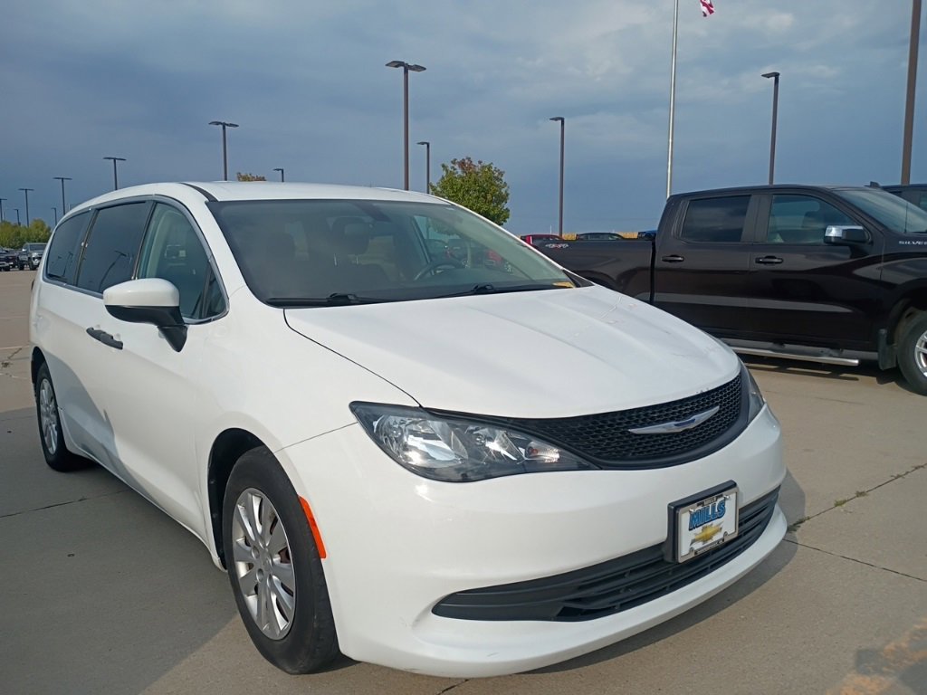 2018 Chrysler Pacifica L photo 2