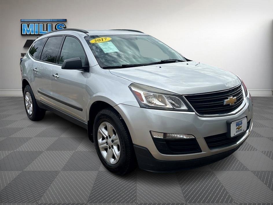 Used 2017 Chevrolet Traverse LS with VIN 1GNKRFED8HJ354424 for sale in Davenport, IA