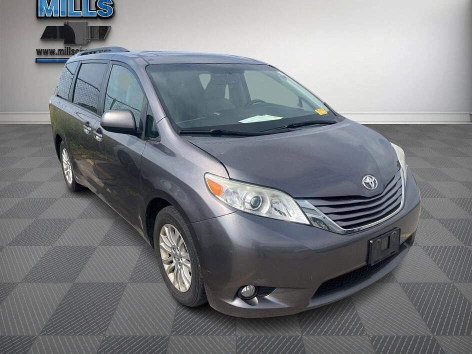 Used 2015 Toyota Sienna LE with VIN 5TDKK3DCXFS650131 for sale in Davenport, IA