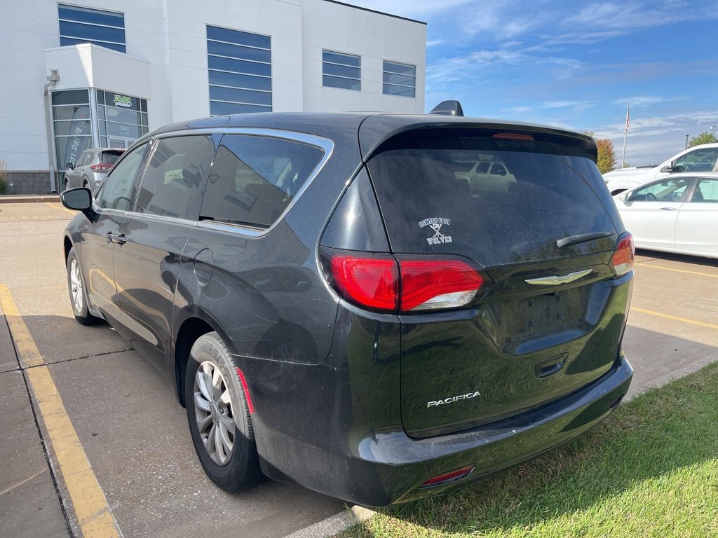 2017 Chrysler Pacifica Touring photo 4