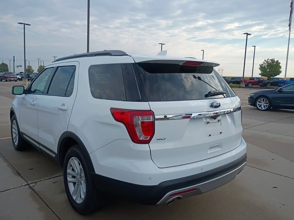 2017 Ford Explorer XLT photo 4