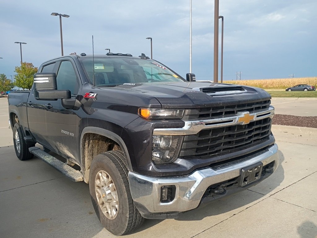 2024 Chevrolet Silverado 2500HD LT photo 2