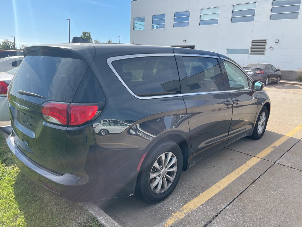 2017 Chrysler Pacifica Touring photo 3