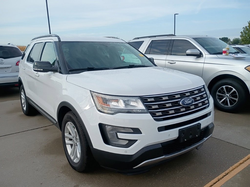 2017 Ford Explorer XLT photo 2