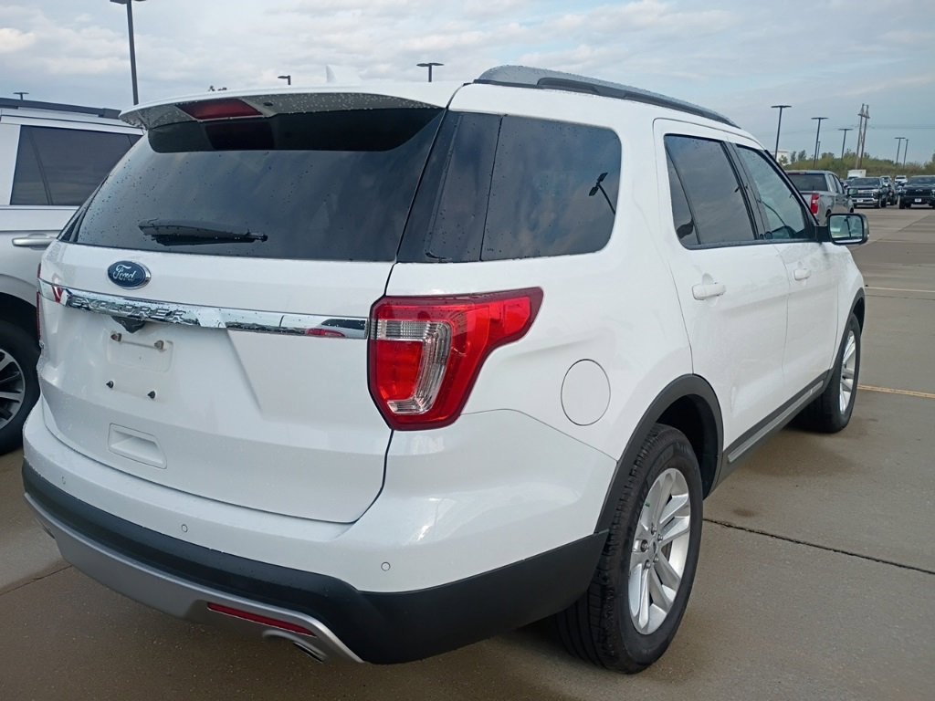 2017 Ford Explorer XLT photo 3