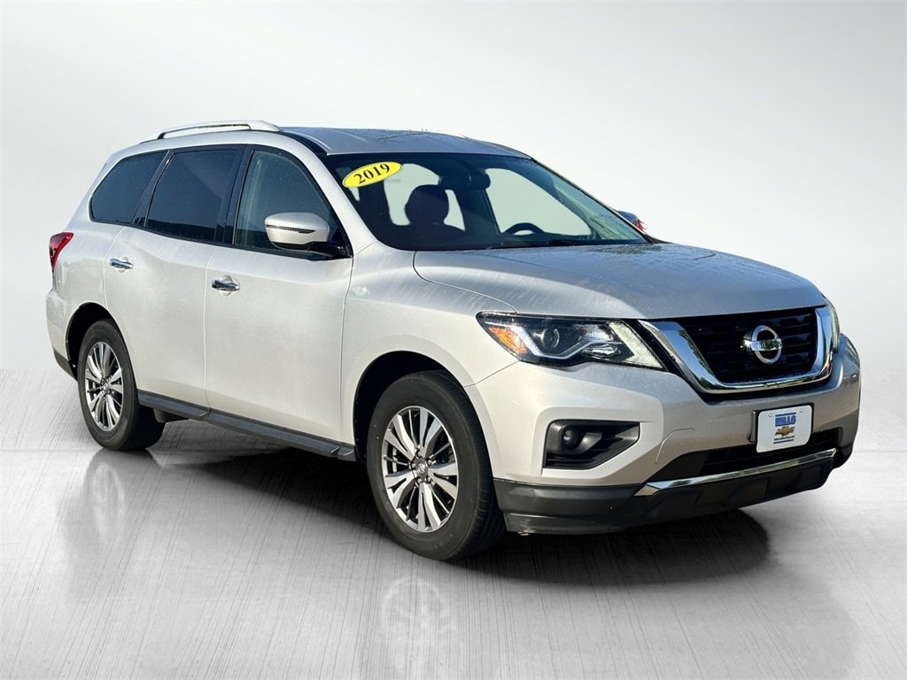 Used 2019 Nissan Pathfinder SV with VIN 5N1DR2MN0KC624967 for sale in Davenport, IA