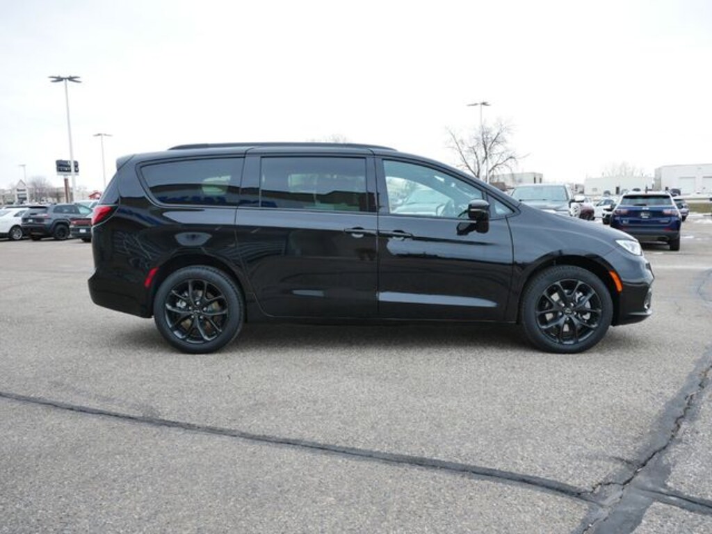 New 2024 Chrysler Pacifica LIMITED AWD For Sale Willmar MN VIN