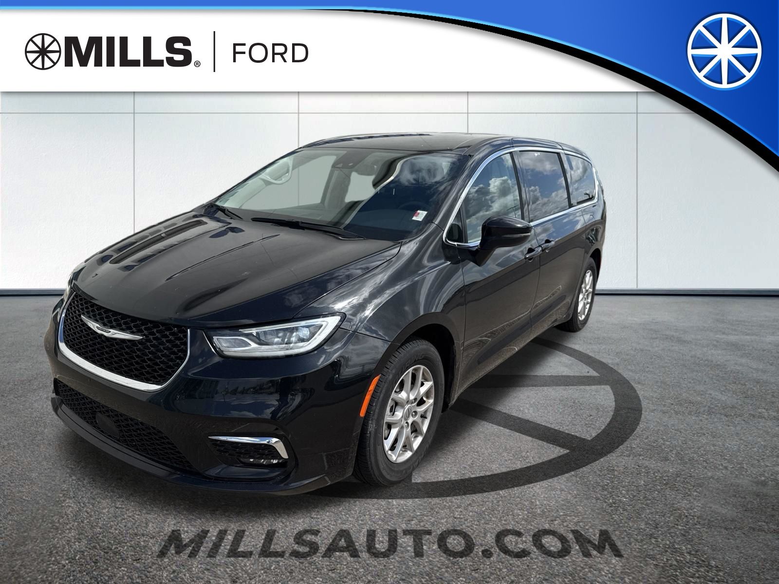 2023 Chrysler Pacifica Touring L's photo