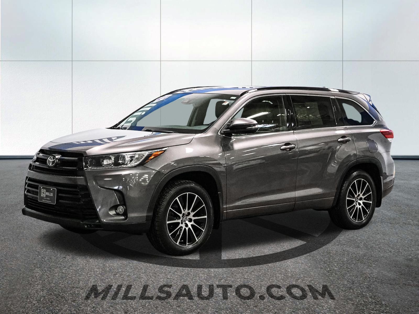 Used 2018 Toyota Highlander SE with VIN 5TDJZRFH4JS801153 for sale in Baxter, Minnesota