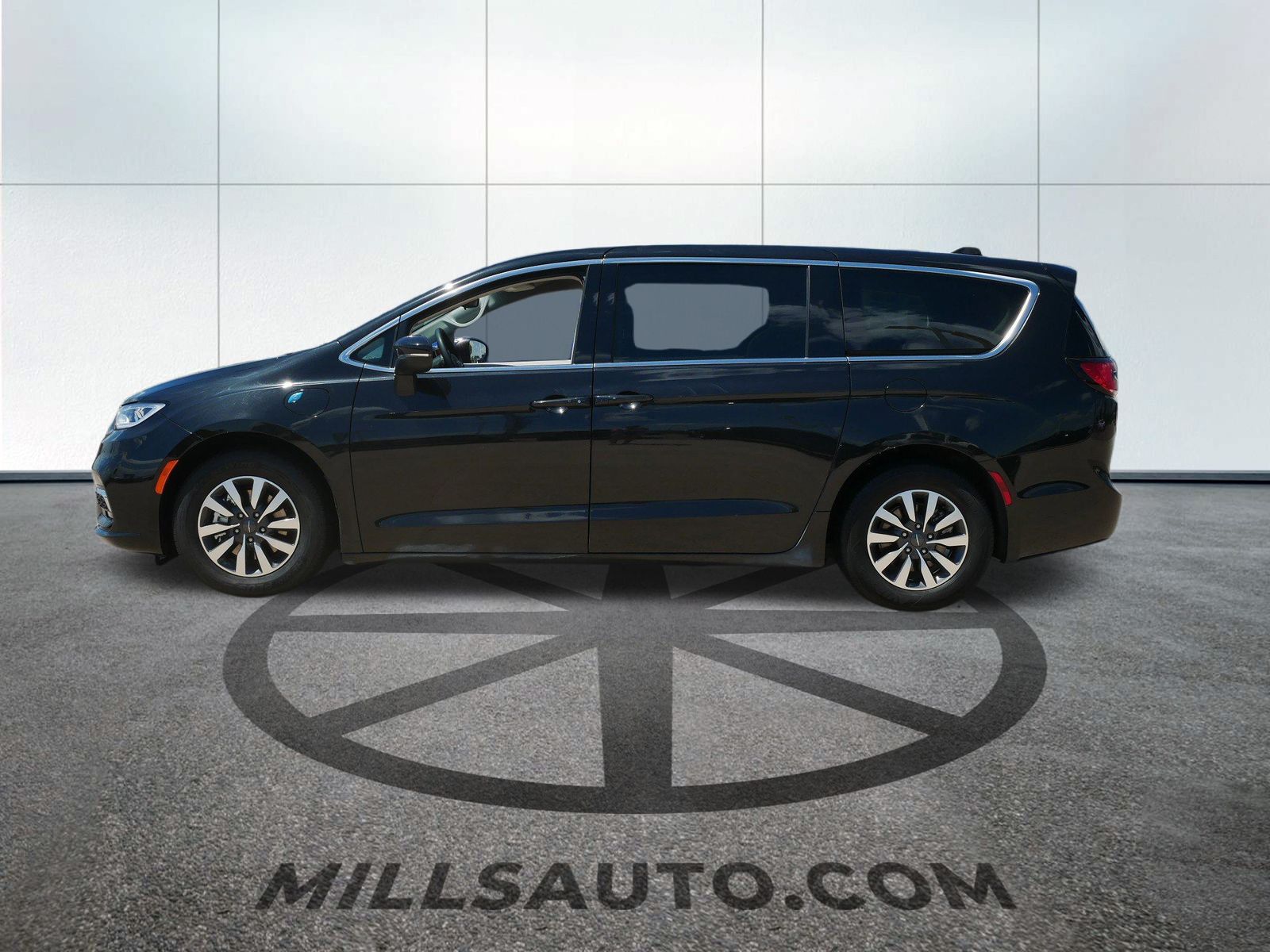Certified 2023 Chrysler Pacifica Hybrid Touring L with VIN 2C4RC1L7XPR631139 for sale in Baxter, Minnesota